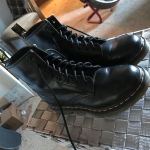 BLACK DR MARTENS